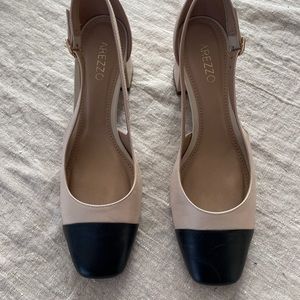 Excellent condition!  Worn once.  From Nordstrom